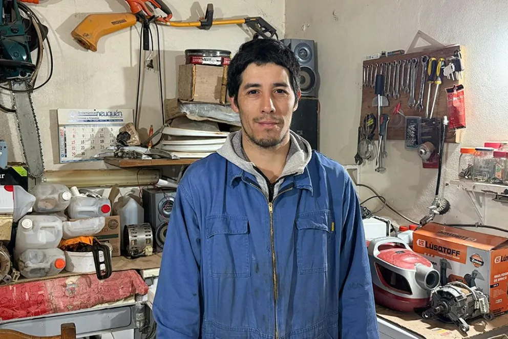 Miguel, en su taller donde arregla herramientas y lavarropas.