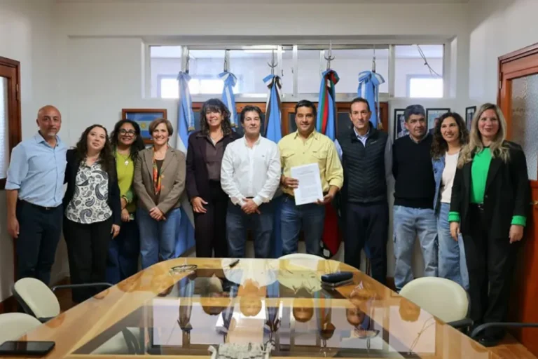 Gobierno, Mujeres y DDHH acercaron servicios a la ciudadanía durante jornada de trabajo en Zapala